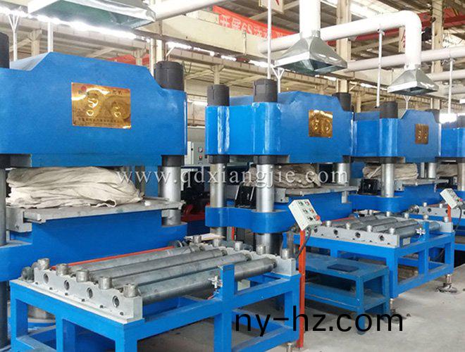 XLB-1200x1200-1000T立(li)柱式(shi)實(shí)(shi)心(xin)胎(tai)硫化(hua)機(jī)